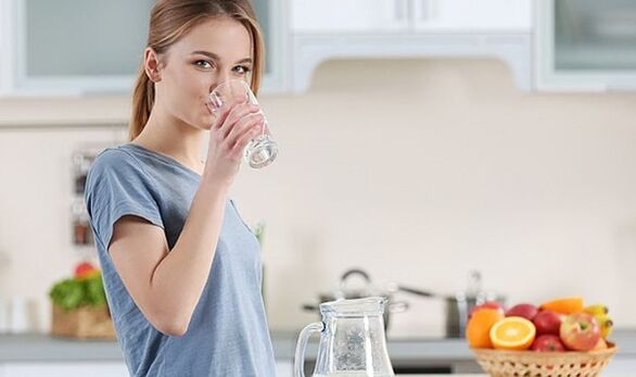 Një vajzë dëshiron të humbasë peshë duke ndjekur një dietë me ujë