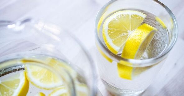 Shtimi i lëngut të limonit në ujë do ta bëjë më të lehtë t'i përmbaheni një diete me ujë. 