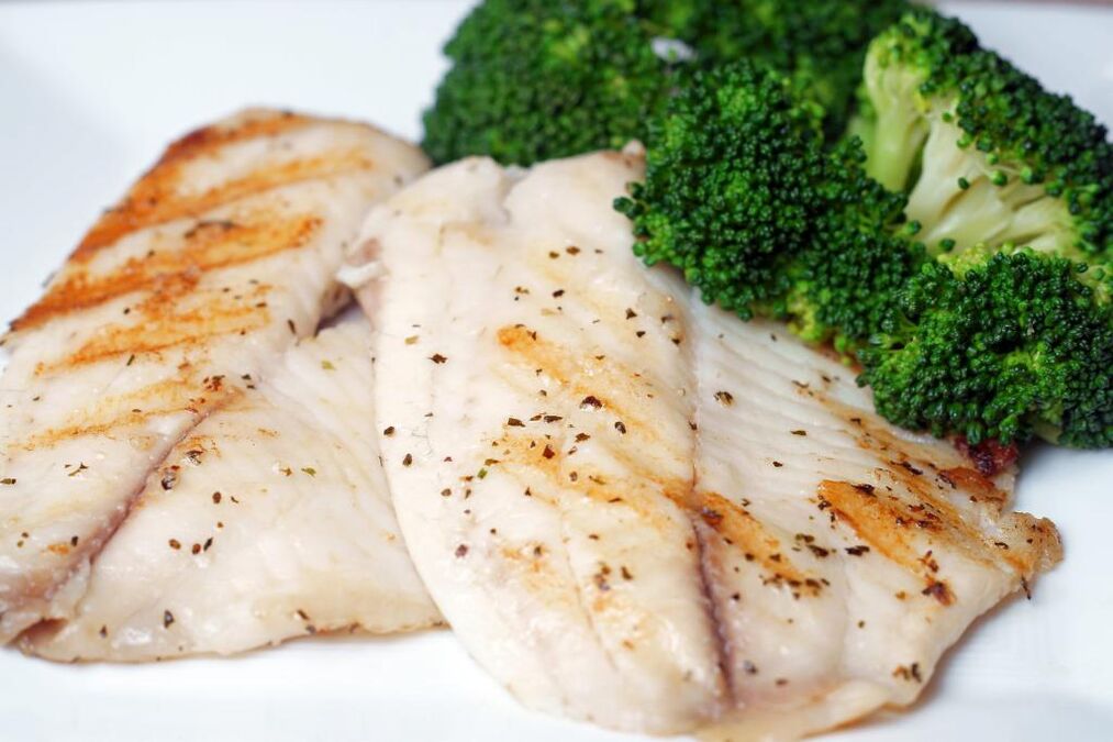 Peshku i pjekur ose i zier është një pjatë e përzemërt në menunë dietike të Osama Hamdiy