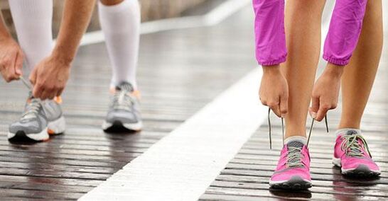 lidhja e lidhëseve të këpucëve para se të vraponi për humbje peshe