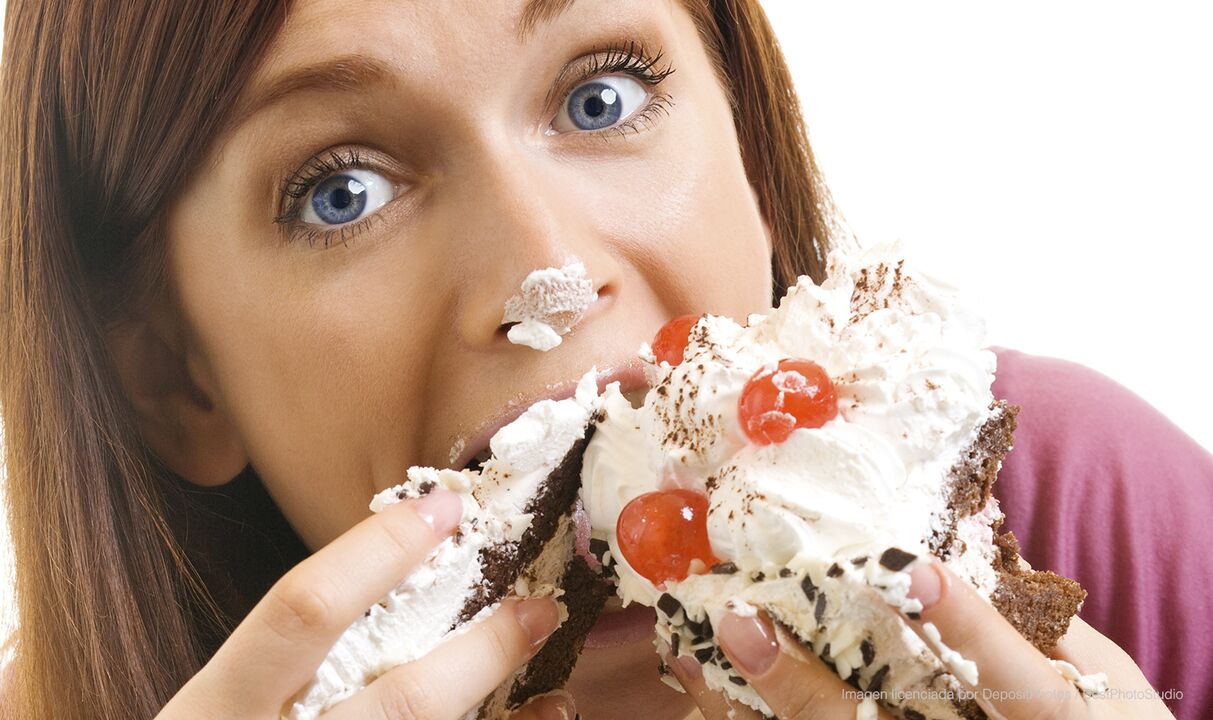 Vajza që ha tortë dhe po përmirësohet si të humbasë peshë