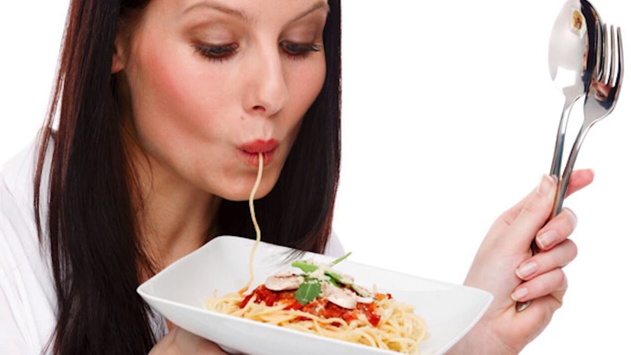 grua që ha spageti për të dobësuar barkun